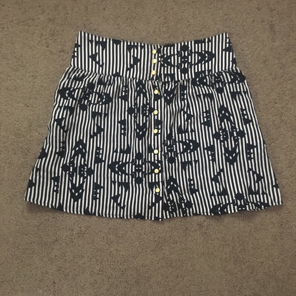 Charlotte Russe🔸Black & white skirt with pockets! - Picture 4 of 6